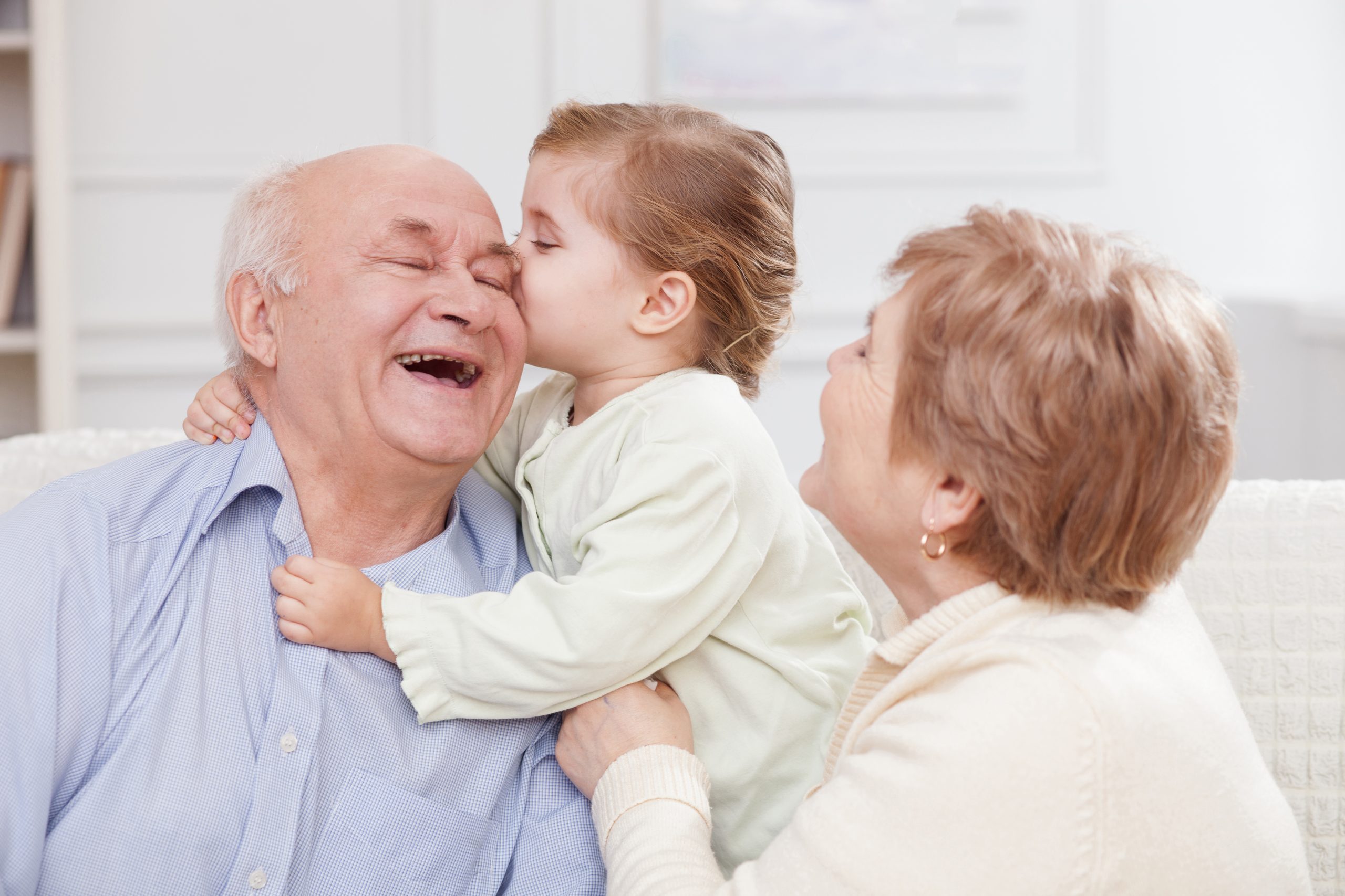 Großeltern mit Enkelin